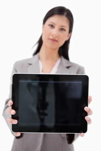 Geschäftsfrau zeigt Tablet-Bildschirm — Stockfoto