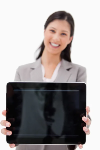 Donna d'affari sorridente che presenta schermo tablet — Foto Stock