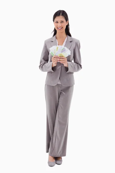Улыбающаяся деловая женщина с деньгами — стоковое фото