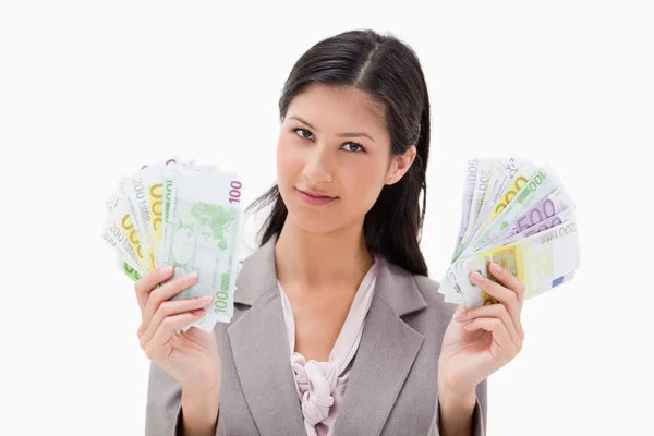 Kobieta trzyma pieniądze w ręce — Zdjęcie stockowe