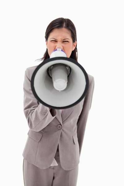 Злая деловая женщина кричит через мегафон — стоковое фото
