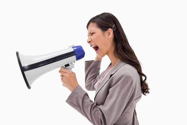 Vista lateral de empresária furiosa gritando através de megafone — Fotografia de Stock