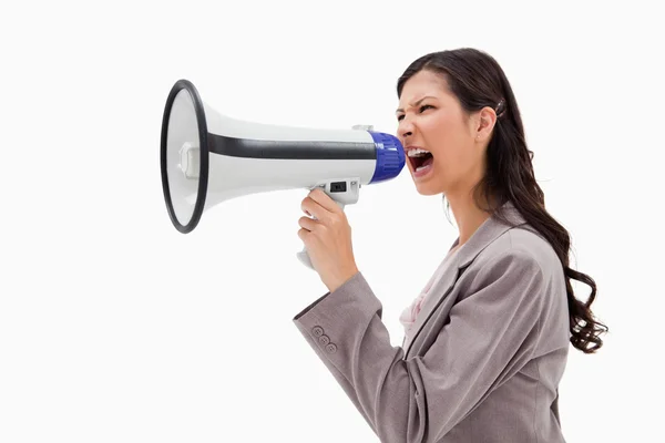 Вид сбоку на сердитую деловую женщину, кричащую через мегафон — стоковое фото
