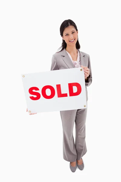 Immobilienmakler mit verkauftem Schild — Stockfoto