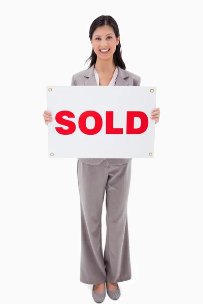 Mosolyogva ingatlanügynök eladott jel — Stock Fotó