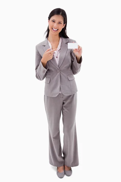 Mujer de negocios sonriente apuntando a bagde nombre en blanco —  Fotos de Stock
