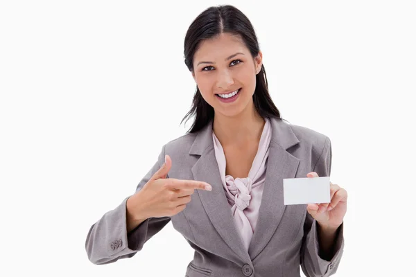 Empresária sorridente apontando para o cartão de visita em branco — Fotografia de Stock