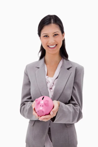 Empresária sorridente com banco porquinho — Fotografia de Stock