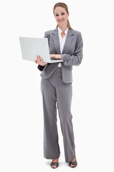 Sorrindo funcionário do banco com laptop — Fotografia de Stock