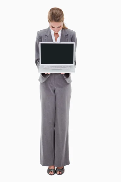 Employée de banque présentant son ordinateur portable — Photo