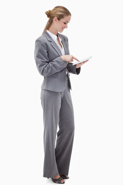 Banka çalışanlarının tablet kullanarak yan görünüm — Stok fotoğraf
