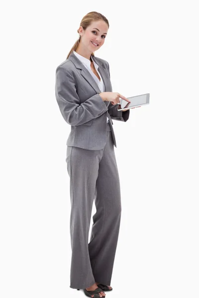 Seitenansicht eines lächelnden Bankmitarbeiters mit Tablet — Stockfoto