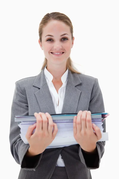 Lächelnder Büroangestellter mit einem Stapel Papieren — Stockfoto