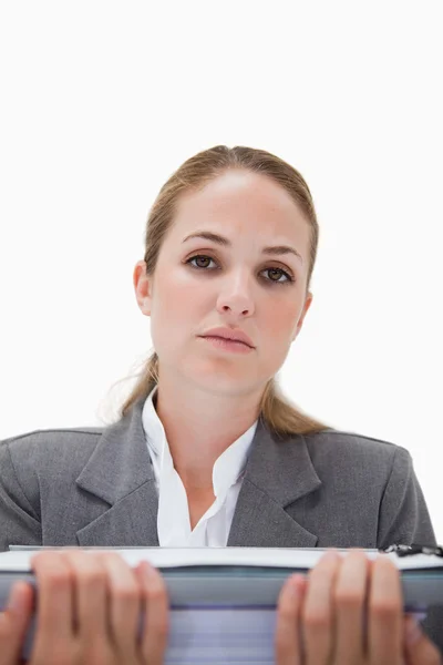 Frustrierte Büroangestellte mit Stapel Papieren — Stockfoto