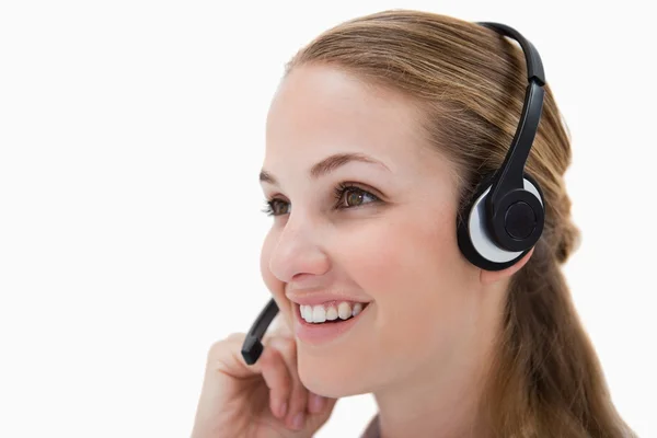 Vista lateral do agente sorrindo do call center — Fotografia de Stock