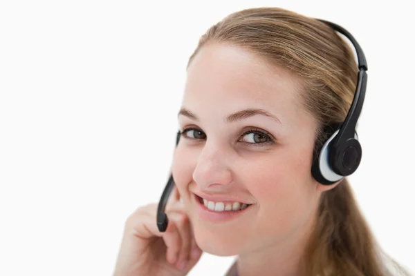 Vista laterale dell'agente del call center sorridente con auricolare — Foto Stock