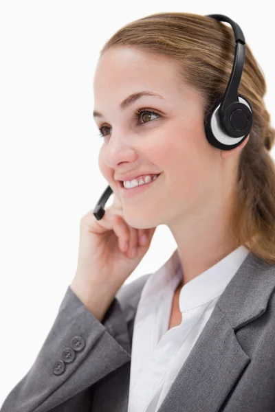 Boční pohled na naslouchání volání centrum agenta s sluchátka na — Stock fotografie