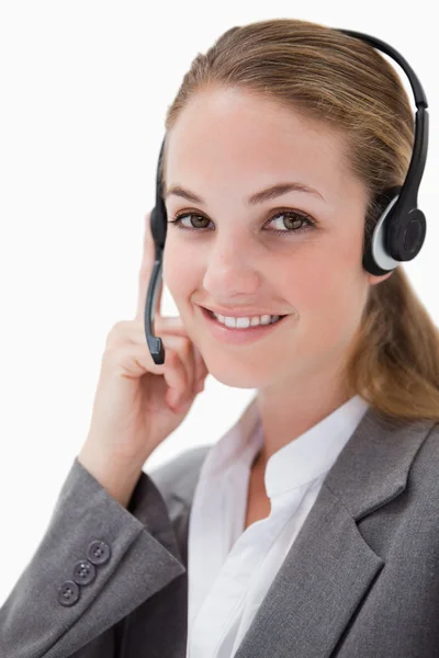 Zijaanzicht van glimlachen vrouwelijke call center agent — Stockfoto