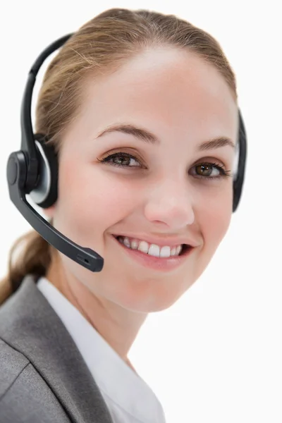 Χαμογελαστά γυναικεία πράκτορας του τηλεφωνικού κέντρου εργασίας — Φωτογραφία Αρχείου