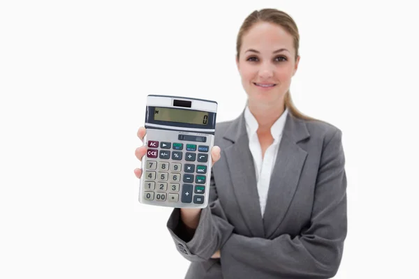 Сотрудница банка показывает свой карманный калькулятор — стоковое фото