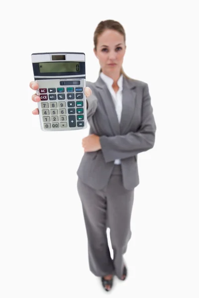 Сотрудница банка показывает свой калькулятор для рук — стоковое фото