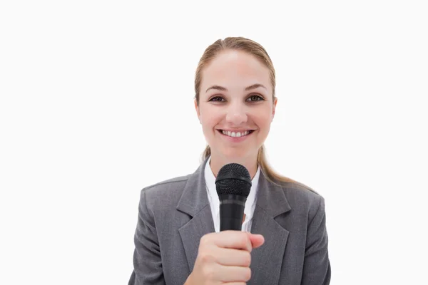 Mulher sorridente com microfone — Fotografia de Stock