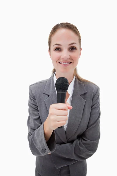 Sonriente mujer sosteniendo micrófono — Foto de Stock