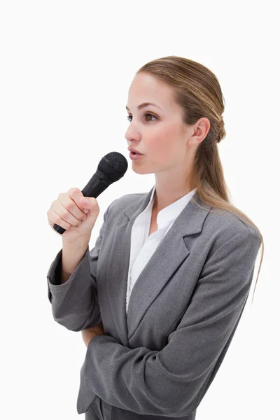 Vista lateral da mulher com microfone — Fotografia de Stock