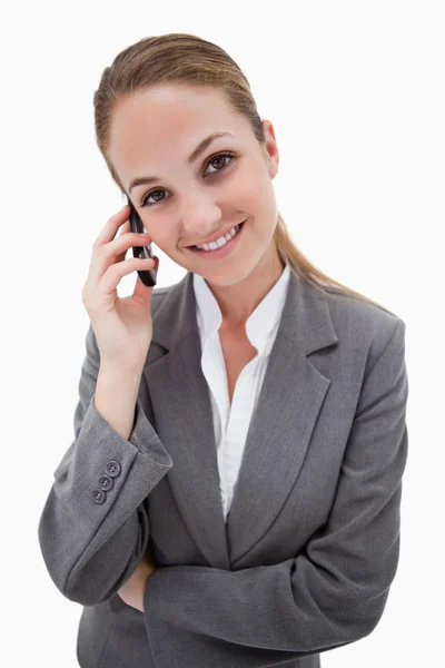 Uśmiechający się pracownika banku na jej telefon — Zdjęcie stockowe