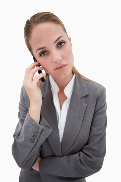 Znudzony szuka pracownika banku na jej telefon — Zdjęcie stockowe
