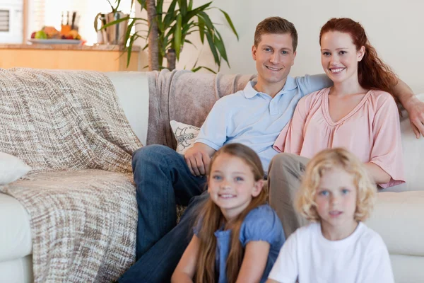 Family sitting in the living room — Stock Photo, Image