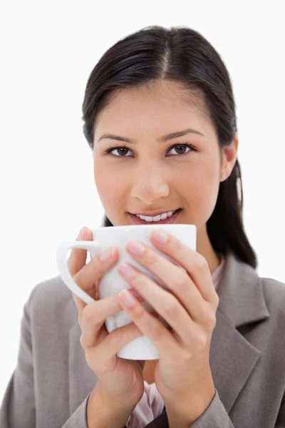 Donna d'affari che tiene la tazza con entrambe le mani Foto Stock Royalty Free