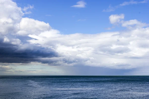 Vacker azurblå havet och mulen himmel — Stockfoto