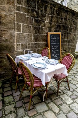 Fransız Ortaçağ binaları önünde yemek masası