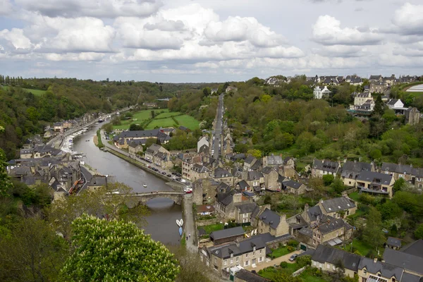 Tipo de vista panorâmica sobre Dinan, Bretanha, Norte de França — Fotografia de Stock