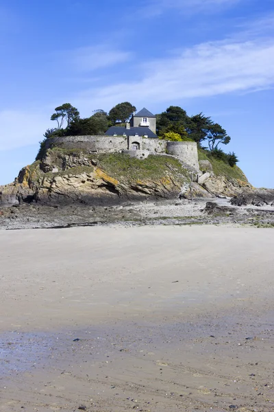 Пейзаж, морской пейзаж с пляжем и дом на вершине скалы . — стоковое фото