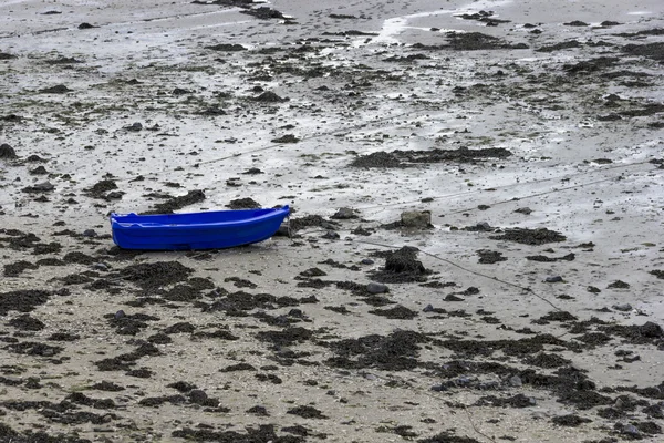 Blue boat at time of low tide, northern coast of France — Stock Photo, Image