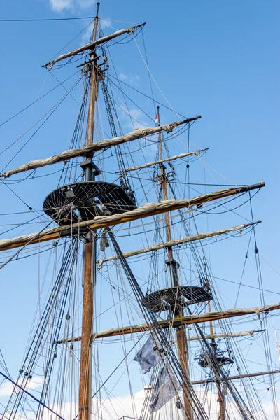 Masten, touwen en kabels van een oude Franse schip uit de tijd van t — Stockfoto