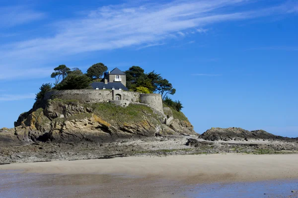 Landscape, seascape with beach and a house on top of a rock. — Stock Photo, Image