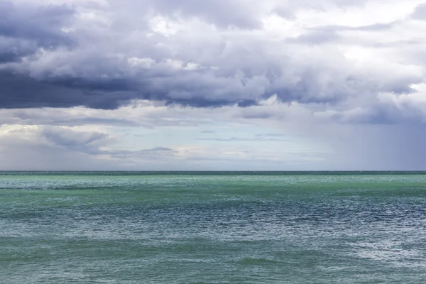 Krásné azurové moře a zamračená obloha modrá — Stock fotografie