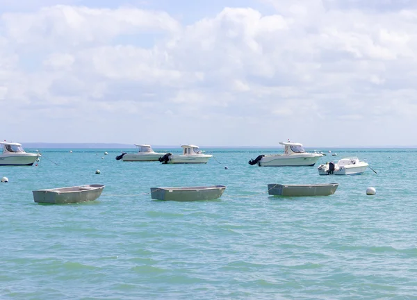 Mooie boten op de kalme blauwe zee, Noord Frankrijk — Stockfoto