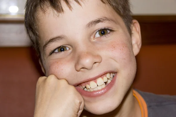 Roztomilé dospívající chlapec s úsměvem (zblízka portrétní) — Stock fotografie