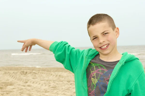 指点的十几岁的男孩对海滩的肖像 — 图库照片