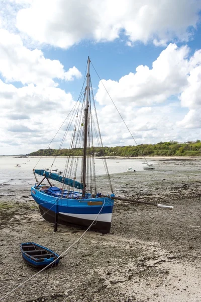 Blue boat at time of low tide, northern coast of France — Stock Photo, Image