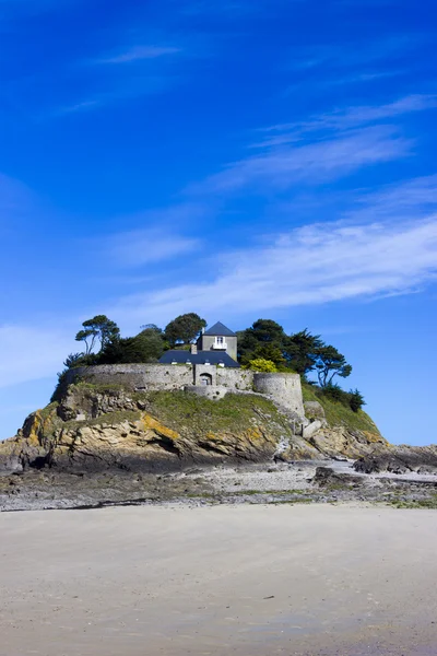Landschaft, Meer mit Strand und ein Haus auf einem Felsen. — Stockfoto