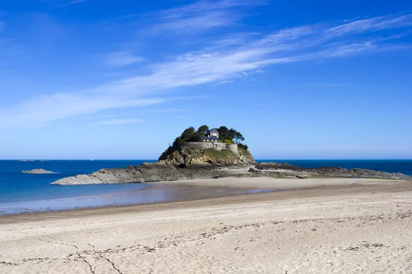 Landschaft, Meer mit Strand und ein Haus auf einem Felsen. — Stockfoto
