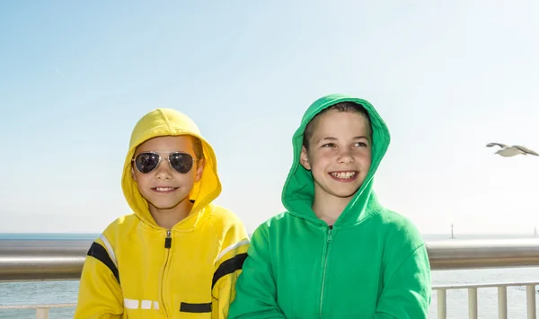 Dois meninos adolescentes sorridentes no convés de balsa - românticos — Fotografia de Stock
