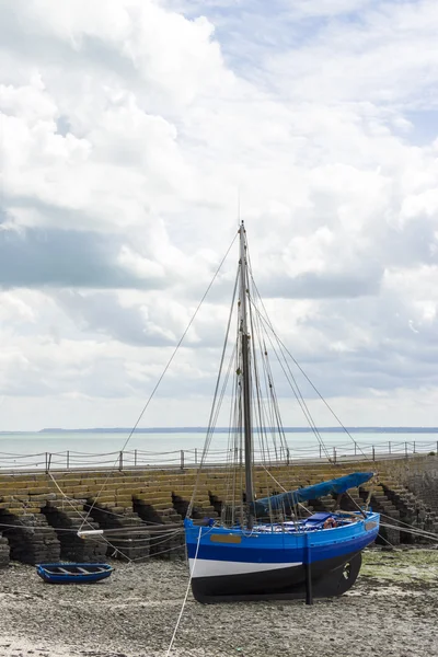 蓝色的小船，在法国北部海岸退潮时间 — 图库照片