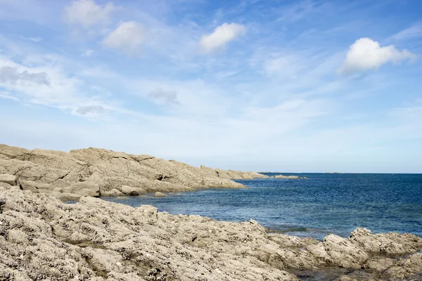 青空を背景とフランス北部の岩の海岸 — ストック写真