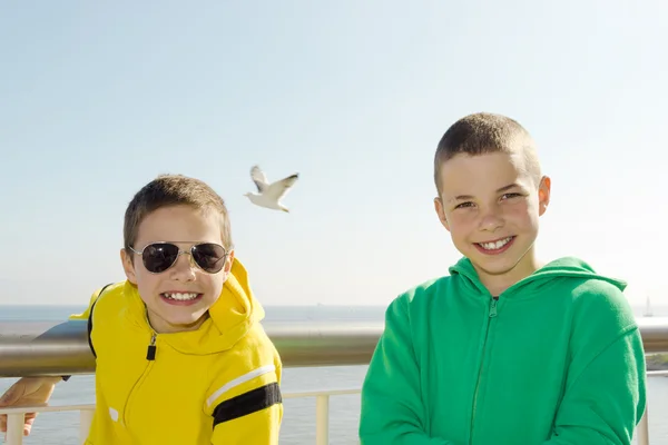 在甲板上的两个微笑男孩 — 图库照片